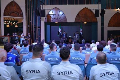 الشرع يلتقي المنتخب السوري المشارك في كأس العرب في الدوحة 