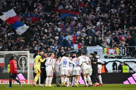 ليون يعمّق جراح ليل ويقترب من دوري الأبطال 