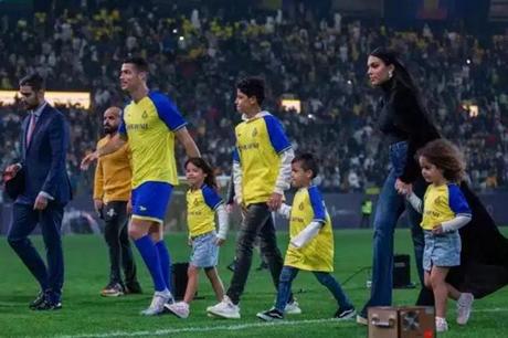 تمرين عائلي لطيف.. دمبلز 10 كيلو لكريستيانو رونالدو ونسخة وردية لبيلا 