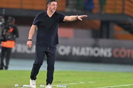 الوصل الإماراتي يكشف عن الطاقم المساعد للبرتغالي روي فيتوريا 