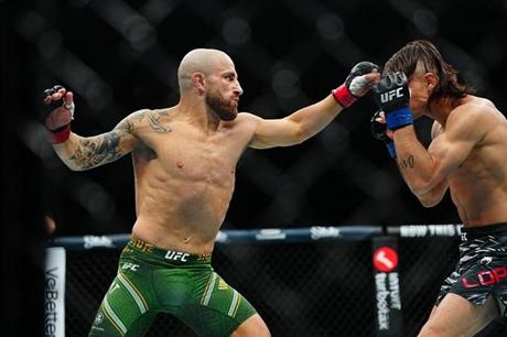 المقاتل فولكانوفسكي يهزم المكسيكي لوبيز في نزال الثأر 