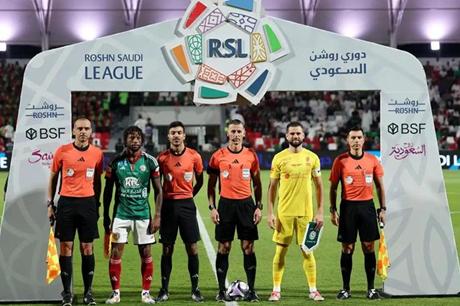 مشجع مانشستر يونايتد يشعل حربًا بين ناديين سعوديين 