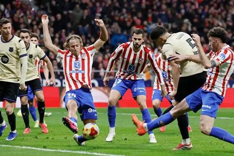 فرحة لم تكتمل.. هل ظلم الحكم برشلونة أمام أتلتيكو مدريد؟ 