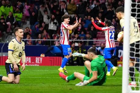 أتلتيكو يتقدم على برشلونة برباعية في شوط واحد 