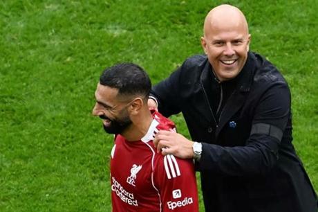 عاجل : أرني سلوت يتوجه بطلب علني بشأن محمد صلاح 