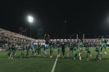 يايسله يغير خططه الدفاعية أمام شباب الأهلي 