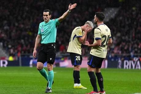 برشلونة يصعد ويتهم التحكيم الإسباني بـ (ازدواجية المعايير) 