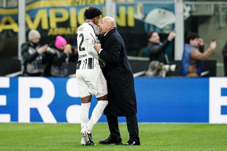 غضب في ديربي إيطاليا بعد طرد مثير للجدل 