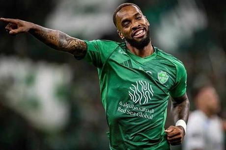 إيفان توني يحسم مستقبله مع الأهلي السعودي 