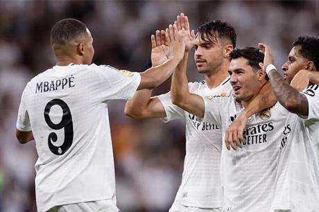 "أزمة للملكي".. شبح الإيقاف يطارد ثلاثي ريال مدريد في دوري الأبطال 