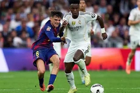 كلاسيكو خارج الملعب.. صراع بين برشلونة وريال مدريد لضم صفقة دفاعية 