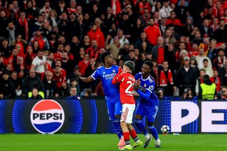 مبابي يكشف عن الكلمة العنصرية التي تلفظ بها نجم بنفيكا في وجه فينيسيوس 