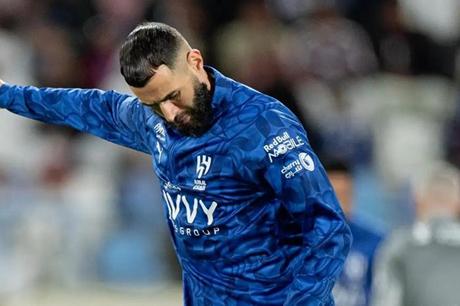 حسام عوار: ما فعله بنزيما طبيعي.. وهذه نصيحتي للاعبي الجزائر 