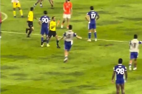 غادر الملعب مع مساعديه وهم يركضون.. حكم سعودي يتعرض لموقف صعب في دوري أبطال آسيا 2 