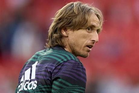 ميلان يَتمسك باستمرار مودريتش في الملاعب 