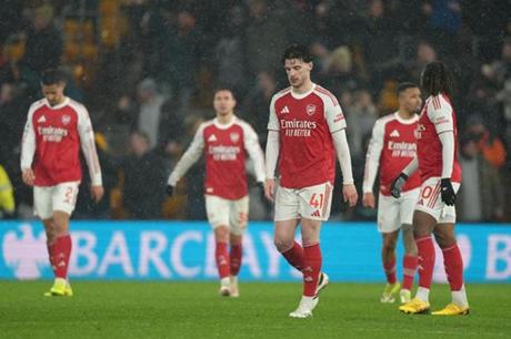 أرسنال يتعثر أمام متذيل الدوري الإنجليزي ويمنح مانشستر سيتي فرصة الاقتراب من الصدارة 