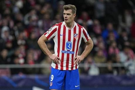 أتلتيكو مدريد يعلن نقل سورلوث من الملعب إلى المستشفى 