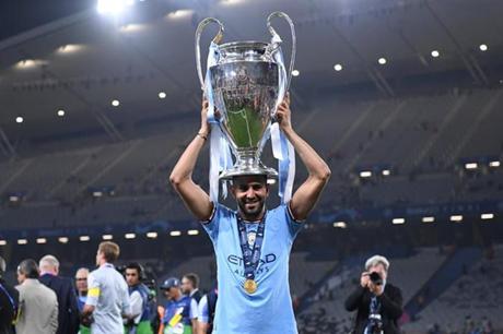 مانشستر سيتي يفاجئ محرز في عيد ميلاده باستعراض هدفه الخرافي في شباك ليفربول 