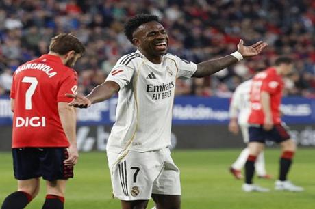 أوساسونا يهزم ريال مدريد ويمنح برشلونة فرصة العودة إلى صدارة الدوري الإسباني 