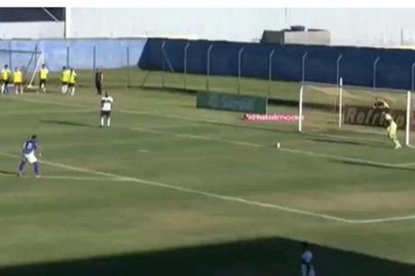 حارس مرمى يسجل هدفا نادرا في كأس البرازيل 