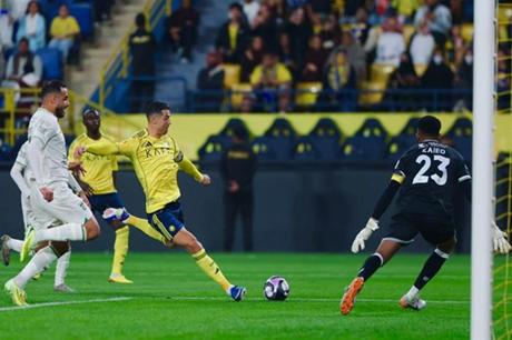 رونالدو يقود النصر لاكتساح الحزم واعتلاء صدارة الدوري السعودي 