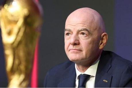 رئيس "الفيفا" يدعو إلى دراسة إمكانية رفع الحظر المفروض على كرة القدم الروسية 