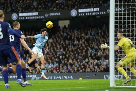 مانشستر سيتي يهزم نيوكاسل ويشدد الخناق على أرسنال في صدارة الدوري الإنجليزي 