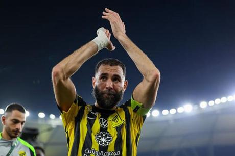 عاجل : الرياضية السعودية: كريم بنزيما يوقع لنادي الهلال 