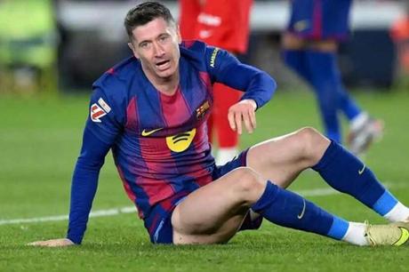 استبدال ليفاندوفسكي أمام ليفانتي يزيد الشكوك بشأن مستقبله مع برشلونة 