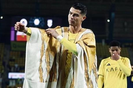 استغرق صنعه شهرا بمشاركة 9 حرفيين.. كم يبلغ سعر "البشت" السعودي الذي ارتداه رونالدو؟ 