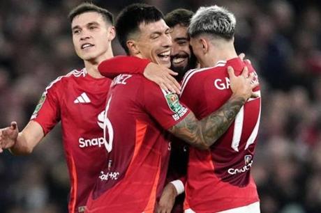 جاري نيفيل يحذر مانشستر يونايتد بشأن كاريك 