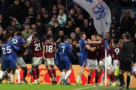 غرامة ضخمة على تشيلسي ووست هام 