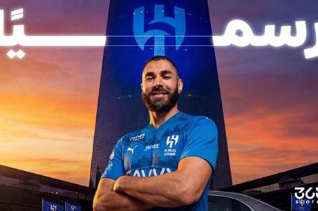 كيف استقبل لاعبي الهلال كريم بنزيما في أول ظهور بالنادي؟ 