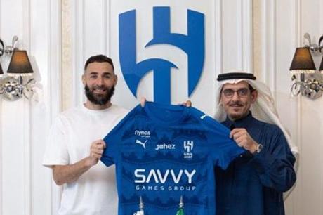 بنزيما وسايمون يتصدران قائمة الهلال لمواجهة الأخدود بالدوري 