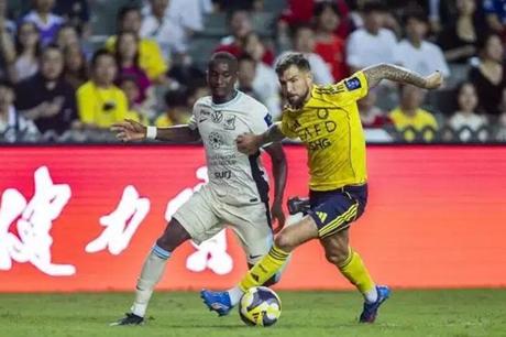 حكم نهائي دوري أبطال أوروبا يدير قمة النصر ضد الاتحاد في الدوري السعودي 