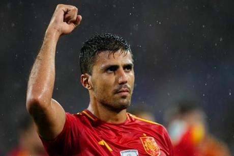 رودري يشعل حماس إسبانيا بعد عودته لمستواه مع مانشستر سيتي 