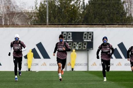 ما سر ارتداء لاعبي ريال مدريد أقنعة غريبة أثناء التدريبات؟ 