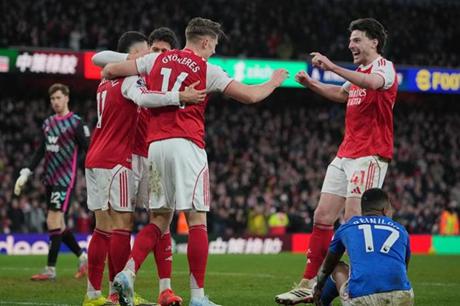 أرسنال يفوز على سندرلاند ويبتعد بصدارة الدوري الإنجليزي 