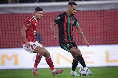 هل يواجه الجيش الملكي مُضيفه الأهلي دون أنصاره في معركة الصدارة؟ 