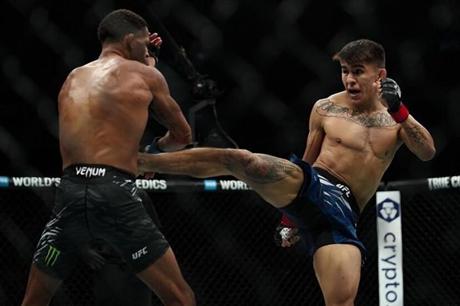 المقاتل ماريو باوتيستا يخنق "فينيسيوس" بشراسة 