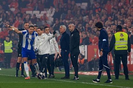 مورينيو يشن هجوماً لاذعاً على مدرب وجماهير بورتو 