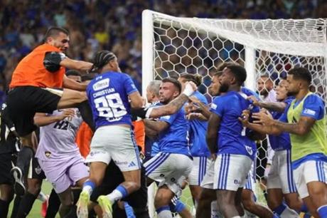 بعد طرد الحكم 23 لاعبًا.. "موقعة مينيرو" تكسر الأرقام القياسية في البرازيل 