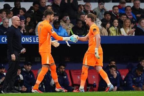 15 دقيقة كافية لإحداث كارثة.. حارس توتنهام يدخل تاريخ أوروبا من الباب الخلفي 