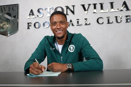 قائد أستون فيلا يشتبك مع جماهير فريقه 