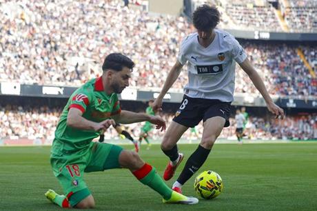 فالنسيا يحقق فوزاً صعباً على اوساسونا بالليغا 