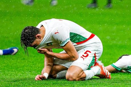 نايف أكرد يُطمئن الجماهير المغربية بعد خضوعه لعملية جراحية ناجحة 