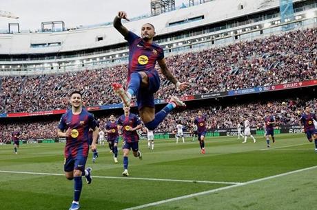 برشلونة يقسو على ضيفه إشبيلية ويبتعد في الصدارة 