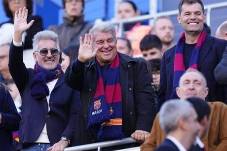 احتفالات مبكرة في برشلونة.. هل أعلن فليك واللاعبون فوز لابورتا بالرئاسة؟ 