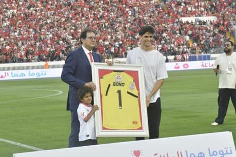 الدموع تغلب ياسين بونو عند استرجاع شريط ذكرياته الأولى مع الوداد 