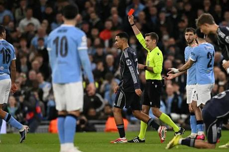 خبير تحكيمي يحسم الجدل حول ركلة جزاء ريال مدريد وطرد برناردو سيلفا 